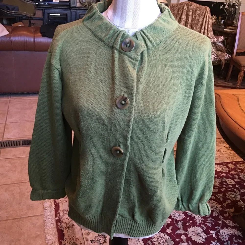 VINCE SPRING Moss Green Sweater!